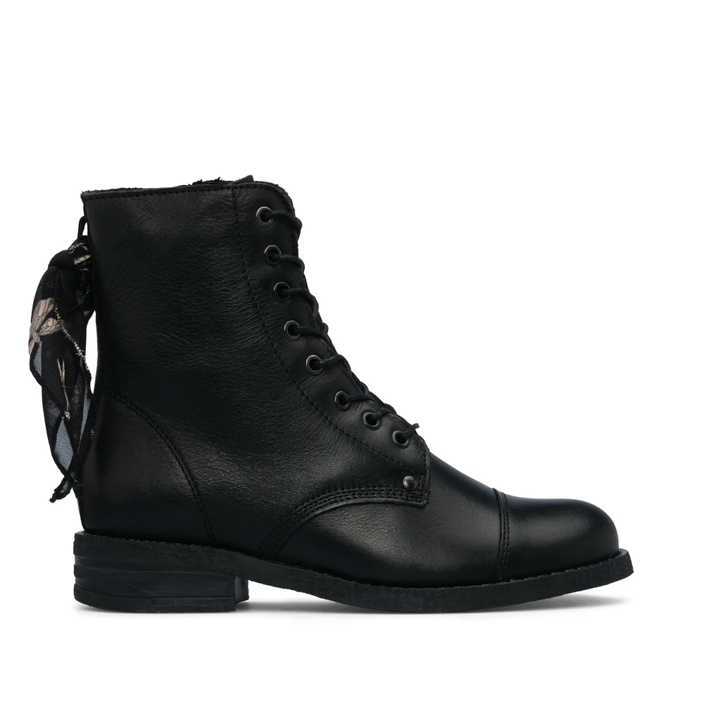 Botim Salto Raso Mulher Pele Preto