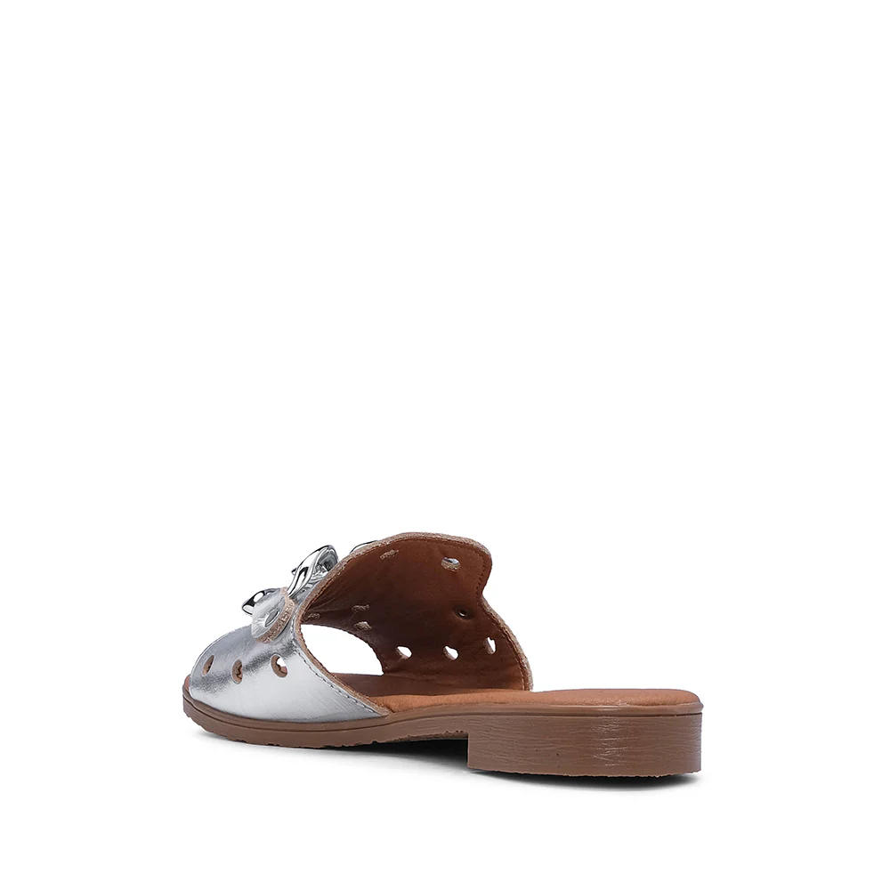 Chinelo Casual de Mulher Com Aplicação Metálica Prata - Image 4